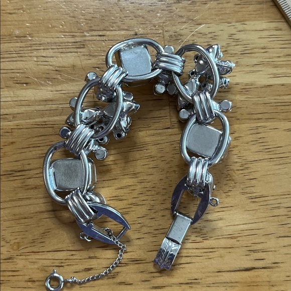 Amazing vintage D & E Juliana white milk glass and clear rhinestone bracelet - Picture 5 of 7